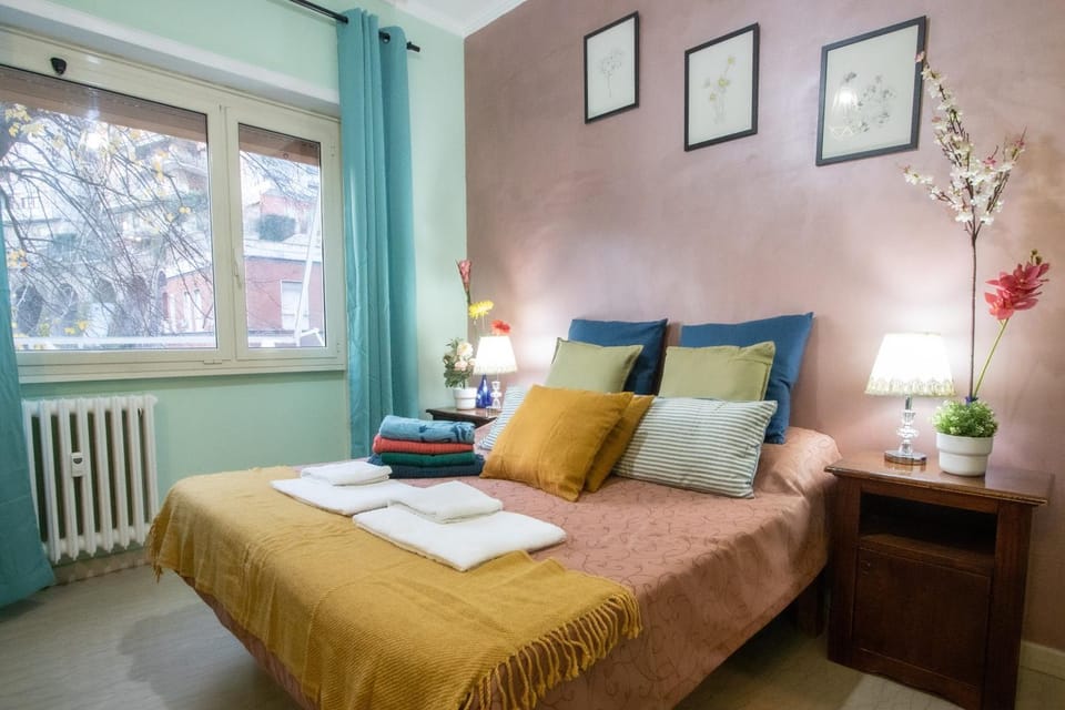 Bed, Day, Neighbourhood, Living room, Decorative detail, Seating area, Bedroom, City view, Street view, Area and facilities, Time of day, Sunset