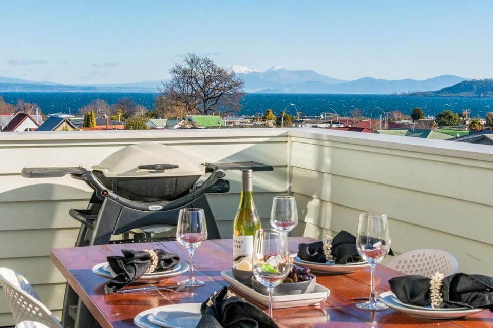 BBQ facilities, View (from property/room), Balcony/Terrace, Lake view, Mountain view