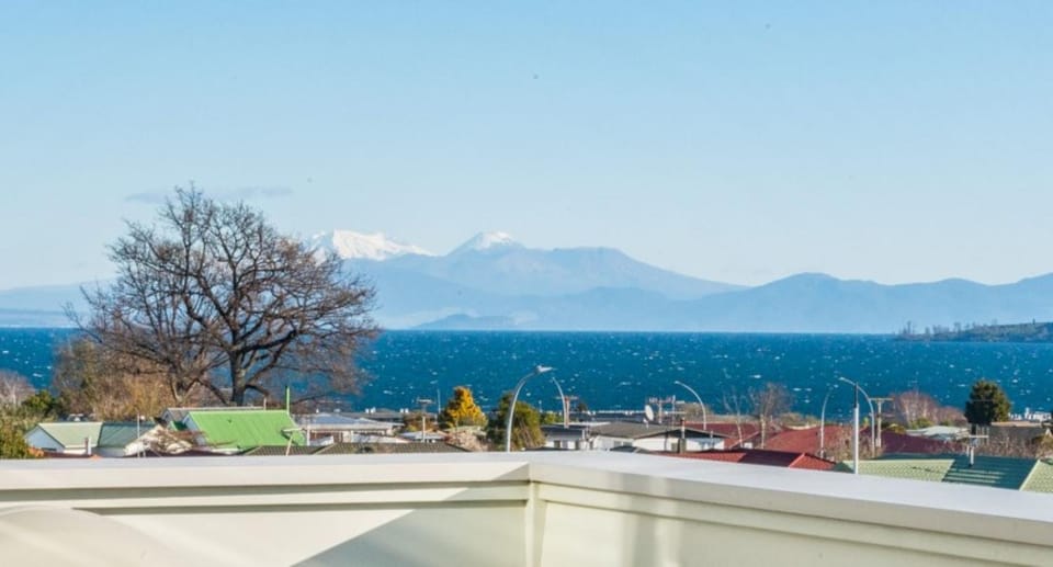 Balcony/Terrace, Lake view, Lake view, Mountain view, Mountain view