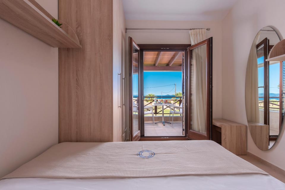 Bed, Balcony/Terrace, Bedroom, Sea view