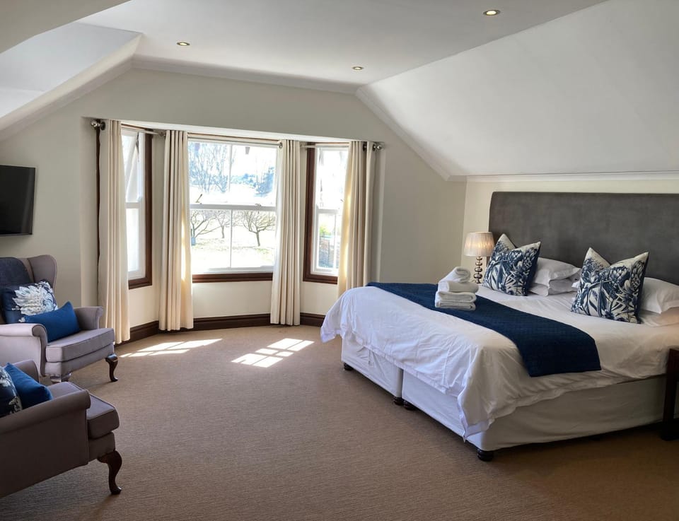 Bed, TV and multimedia, Photo of the whole room, Seating area, Bedroom