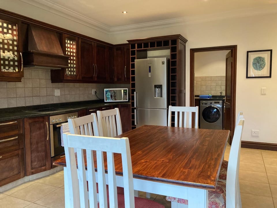 Kitchen or kitchenette, Dining area, laundry