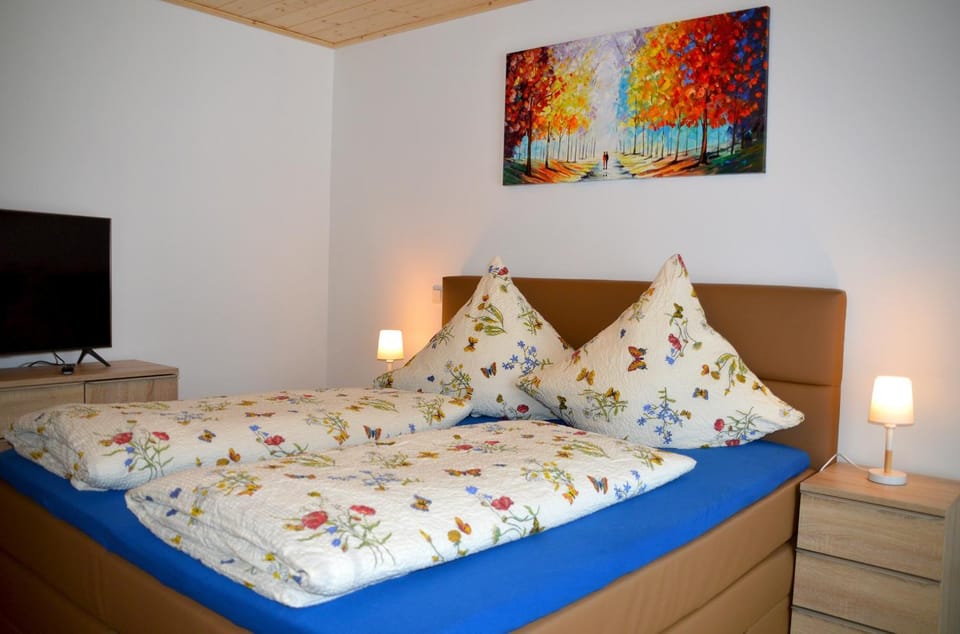 Bed, TV and multimedia, Bedroom