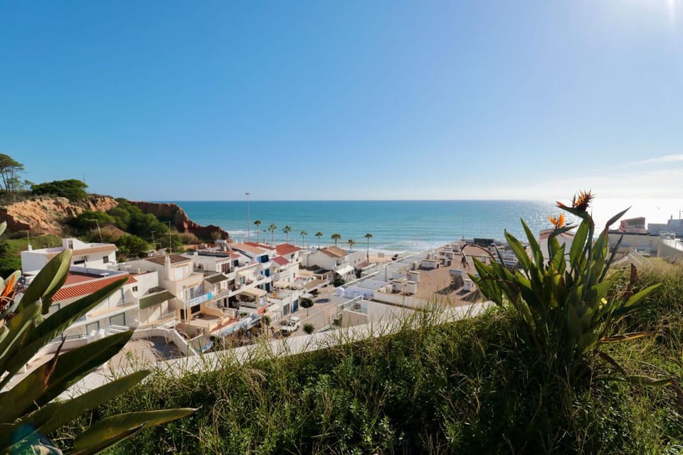 Olhos De Água 1BR with Pool, AC and Free Parking Apartment in Olhos de Água