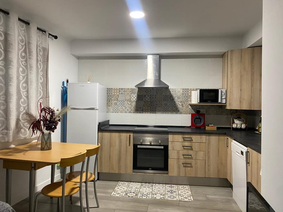 Kitchen or kitchenette, Dining area
