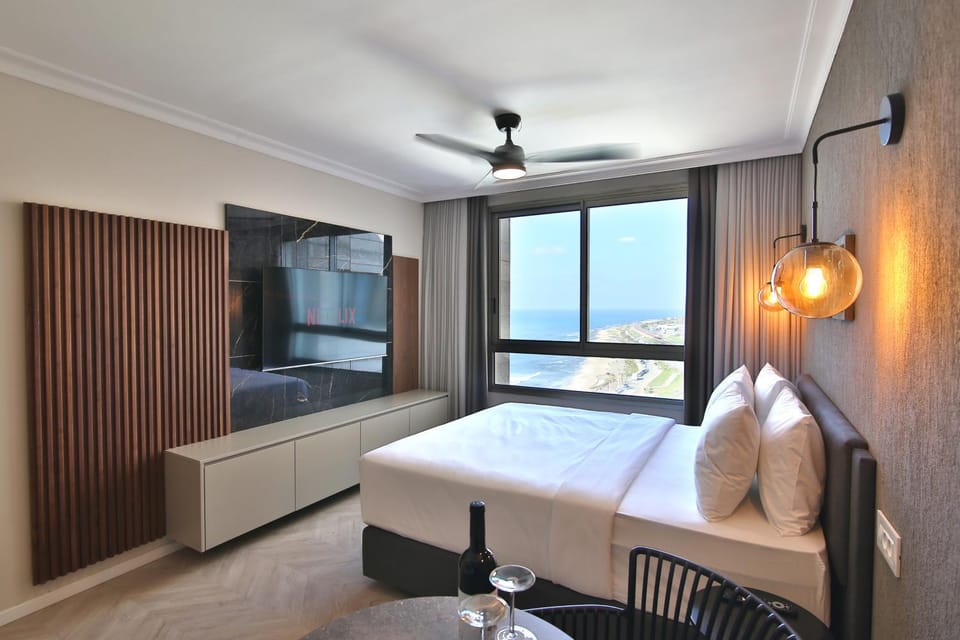 Bed, TV and multimedia, Photo of the whole room, Sea view