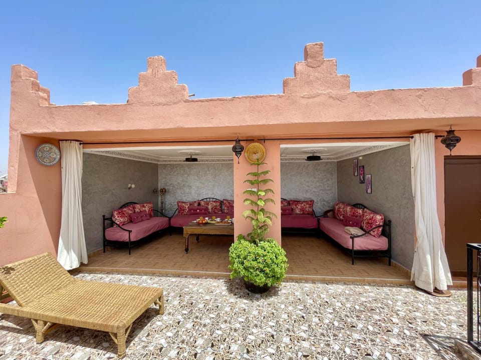 Patio, Day, Balcony/Terrace, Living room, Seating area, sunbed
