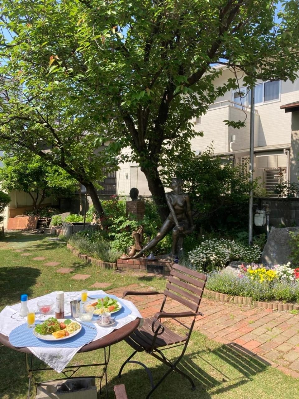 Property building, Patio, Spring, Day, Garden, Food and drinks, Food, Garden view