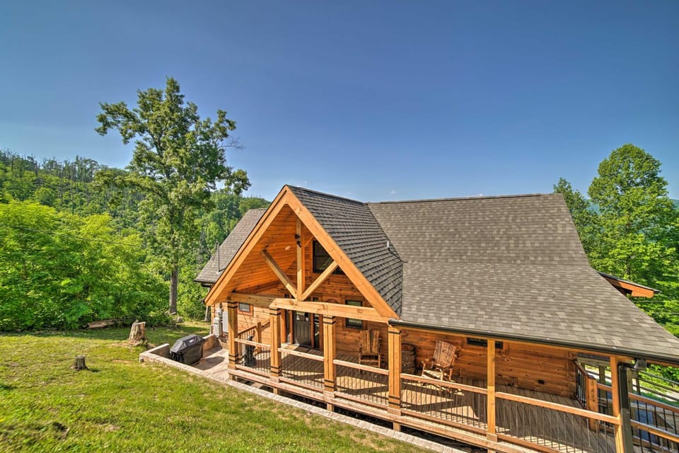 Hot Tub + Smokies Views! Spacious Mountain Retreat House in Gatlinburg