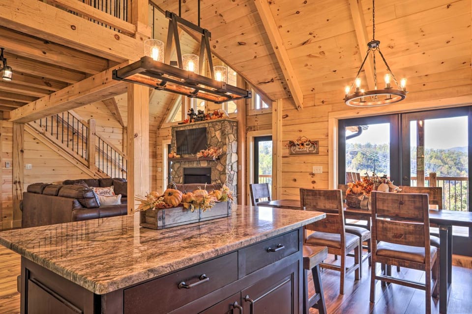 Hot Tub + Smokies Views! Spacious Mountain Retreat House in Gatlinburg