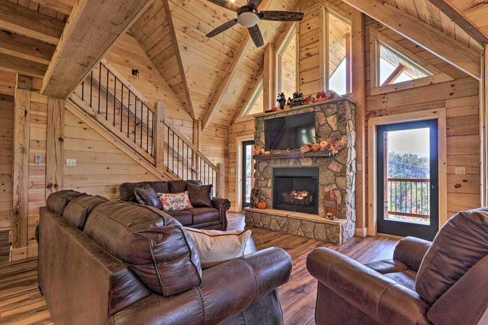 Hot Tub + Smokies Views! Spacious Mountain Retreat House in Gatlinburg