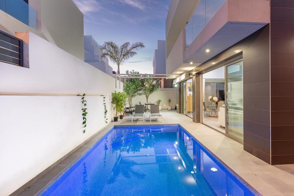 Property building, Swimming pool, sunbed