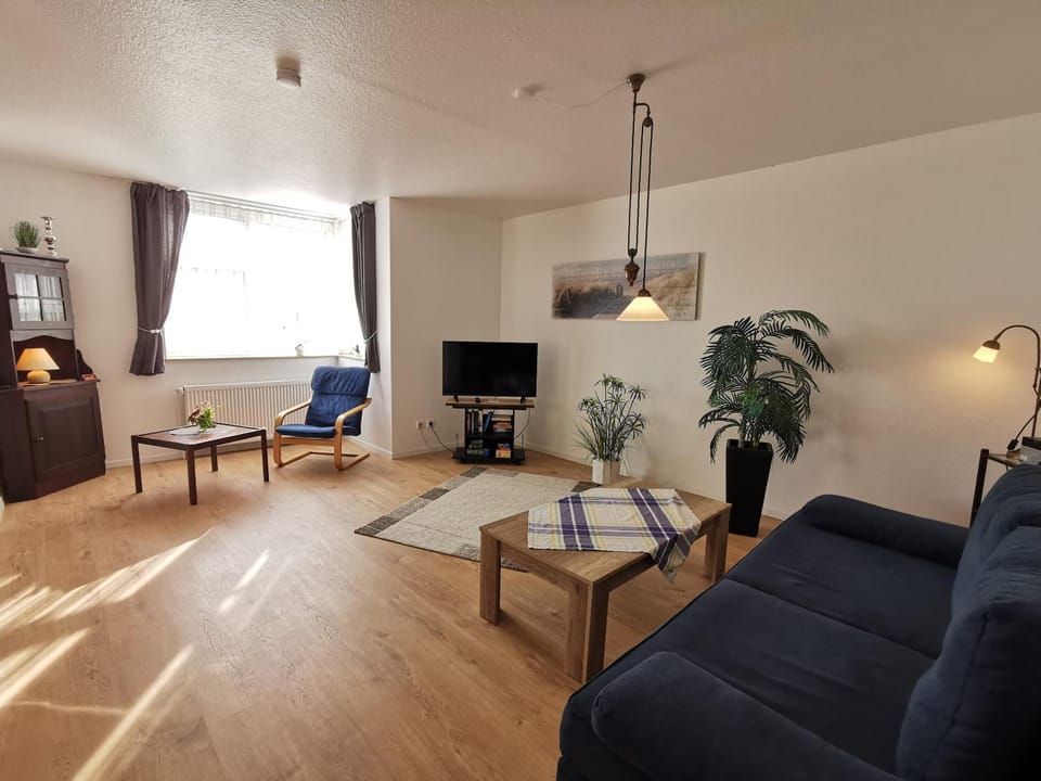 Property building, TV and multimedia, Living room, Seating area