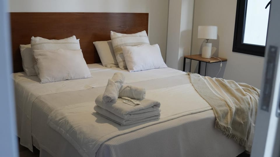 Bed, Bedroom, towels