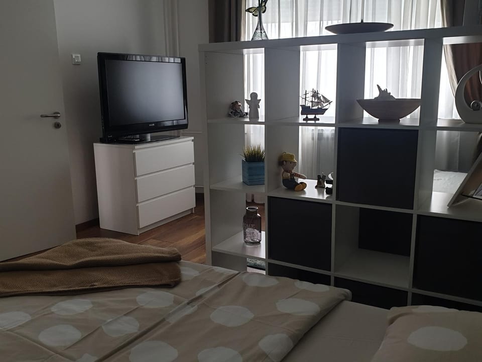 Bed, TV and multimedia, Bedroom