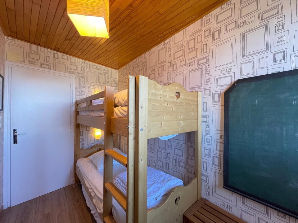 Photo of the whole room, Bedroom, bunk bed