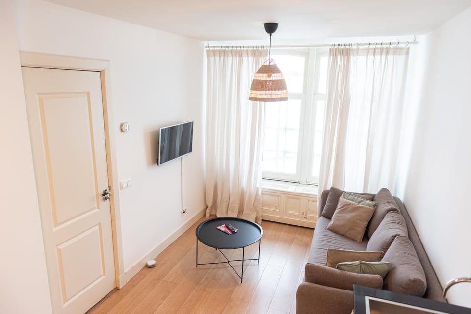 TV and multimedia, Living room, Seating area, City view