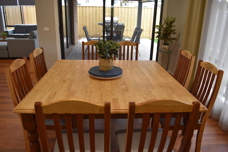 The Bentley - 5 bdrms, 3 bthrm, Sleeps 12, WiFi, Linen, House in Cowes