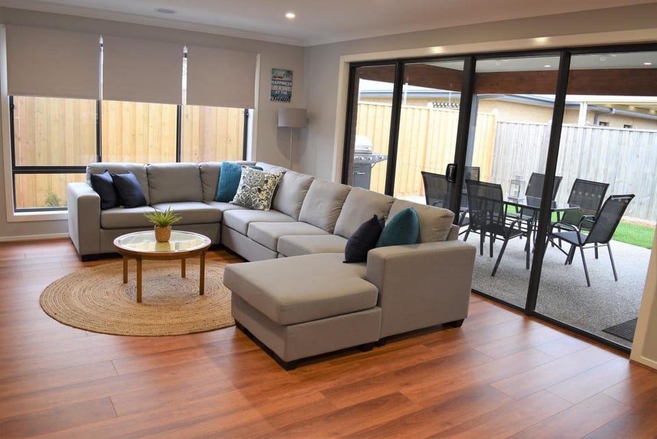 The Bentley - 5 bdrms, 3 bthrm, Sleeps 12, WiFi, Linen, House in Cowes