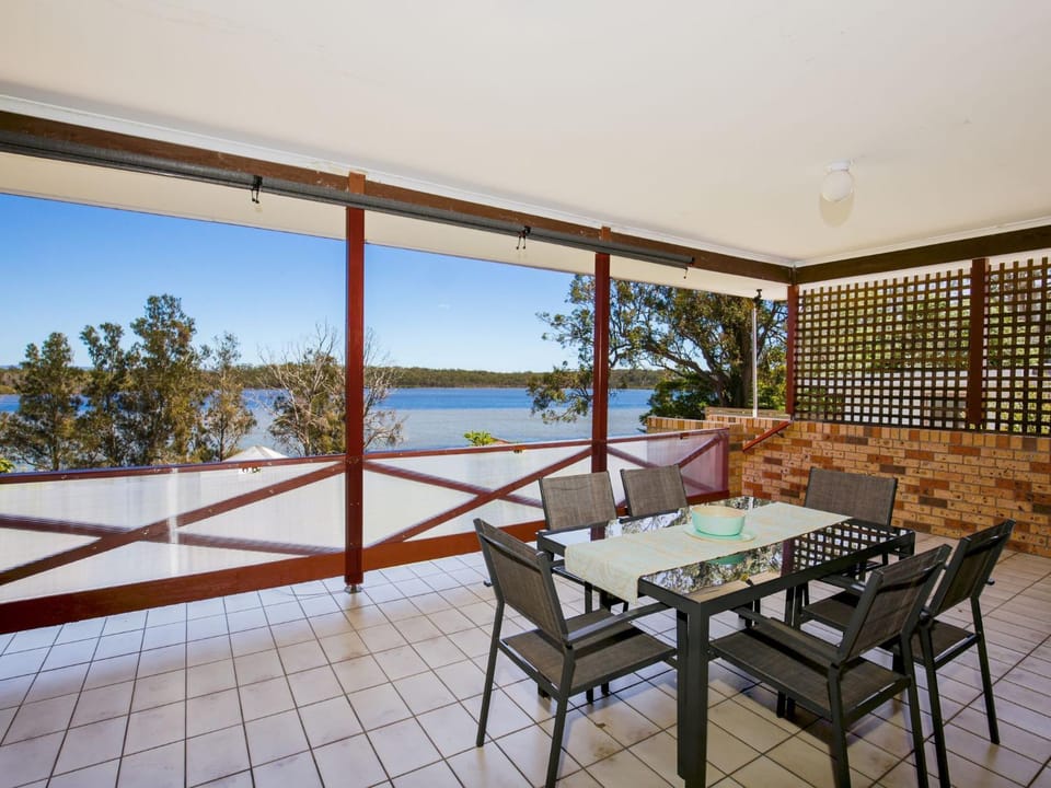 Bayview I Absolute Waterfront with Jetty I 5 Mins to Hyams Beach House in Vincentia