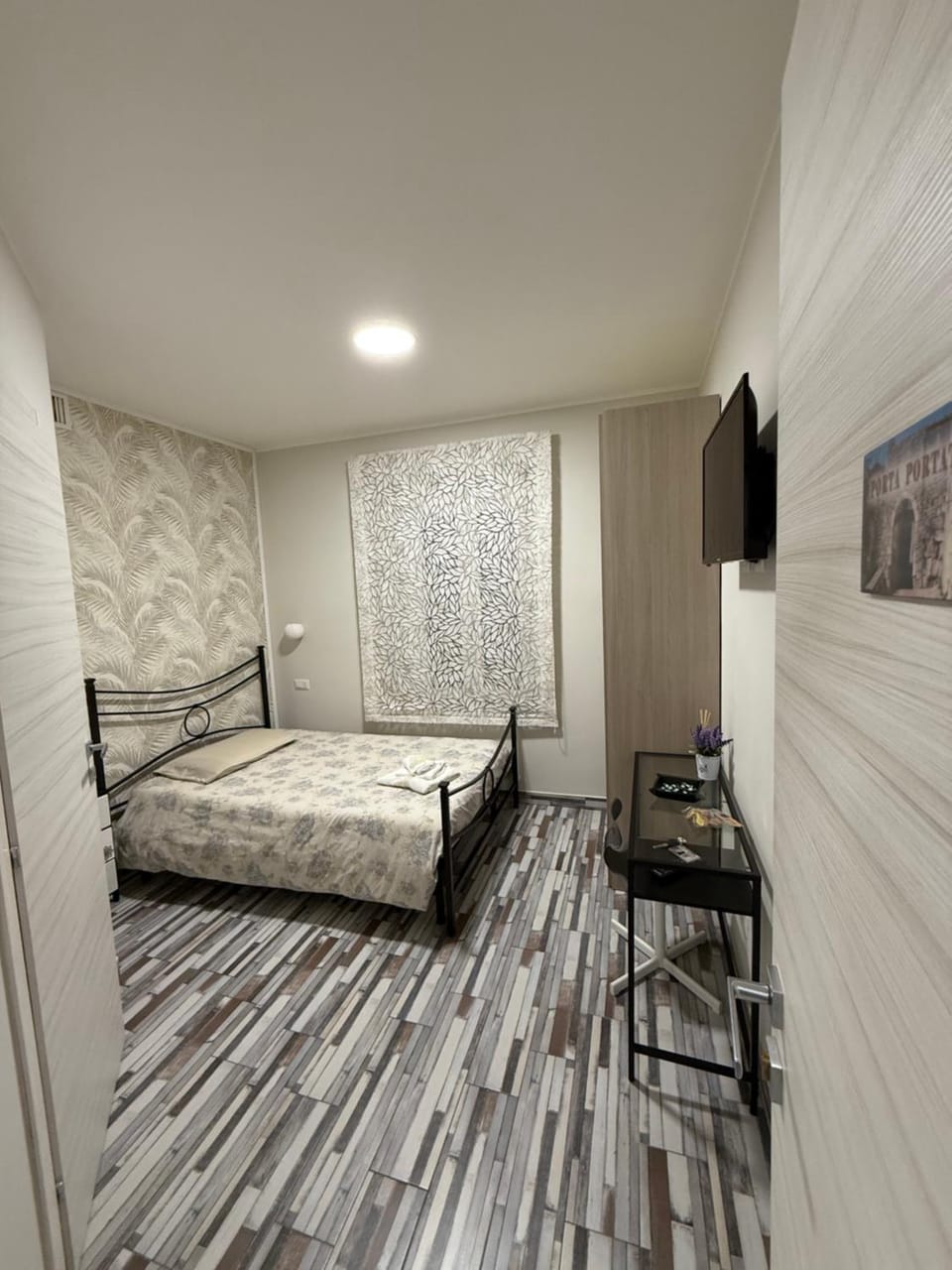 Bed, TV and multimedia, Photo of the whole room, Bedroom