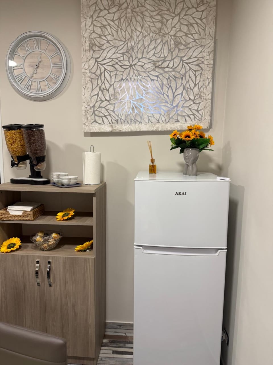 Kitchen or kitchenette, minibar