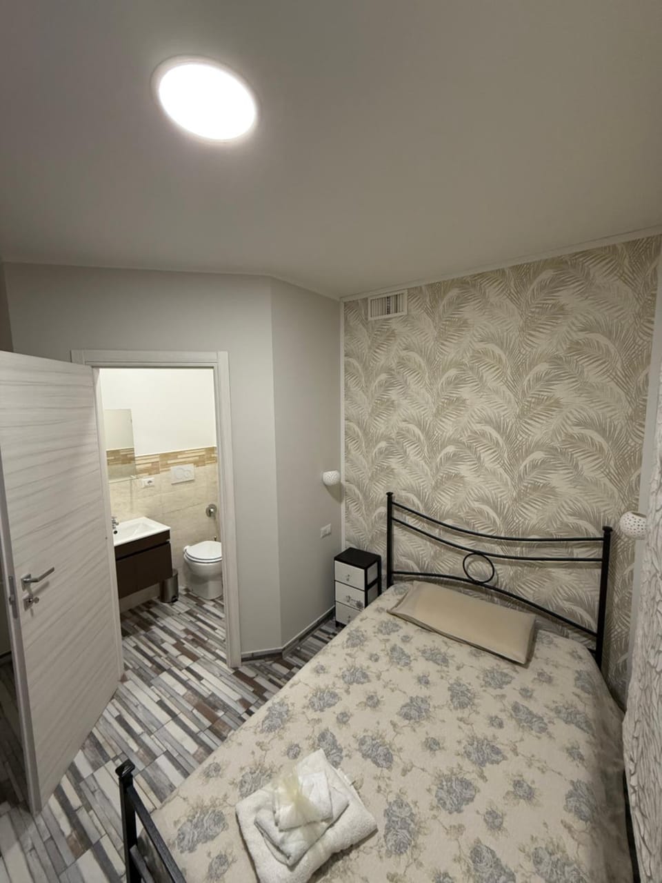 Bed, Bathroom, Photo of the whole room, Bedroom, towels