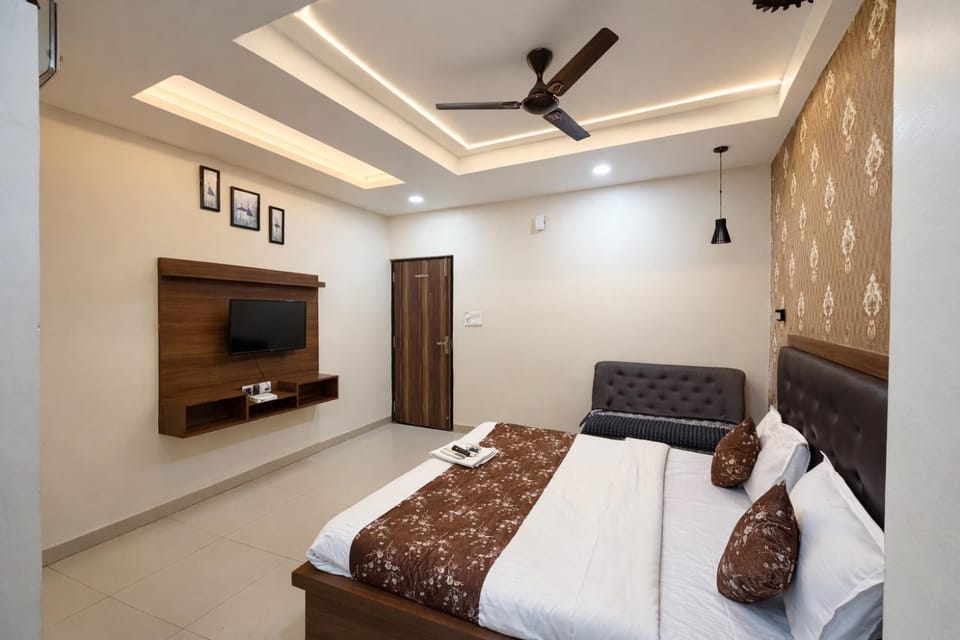 Bed, TV and multimedia, Photo of the whole room, Bedroom