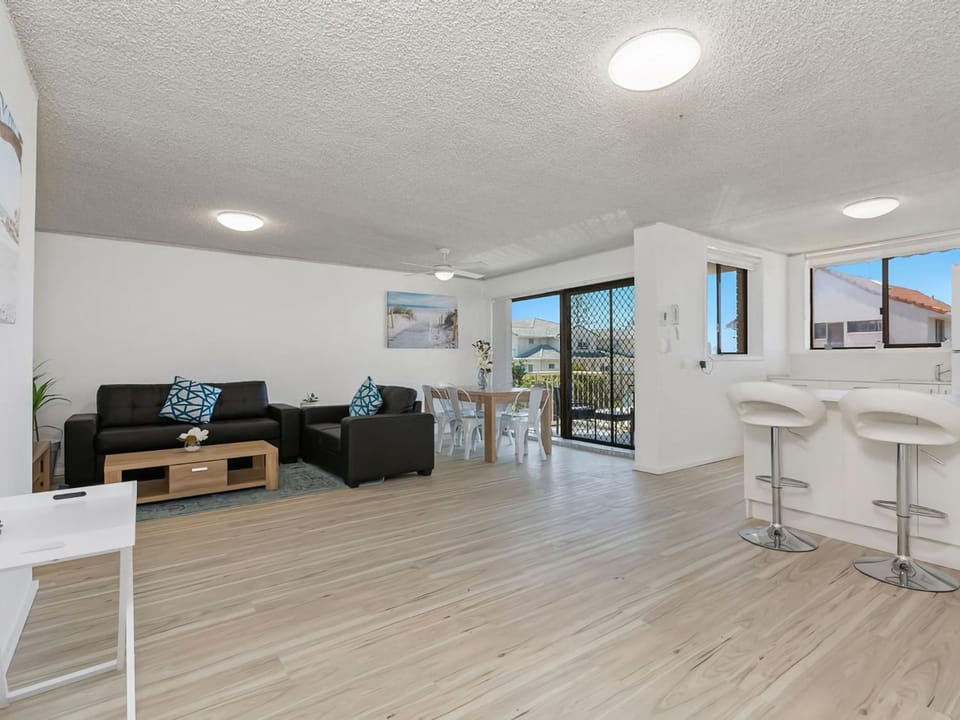 TV and multimedia, Kitchen or kitchenette, Living room, Seating area, Dining area