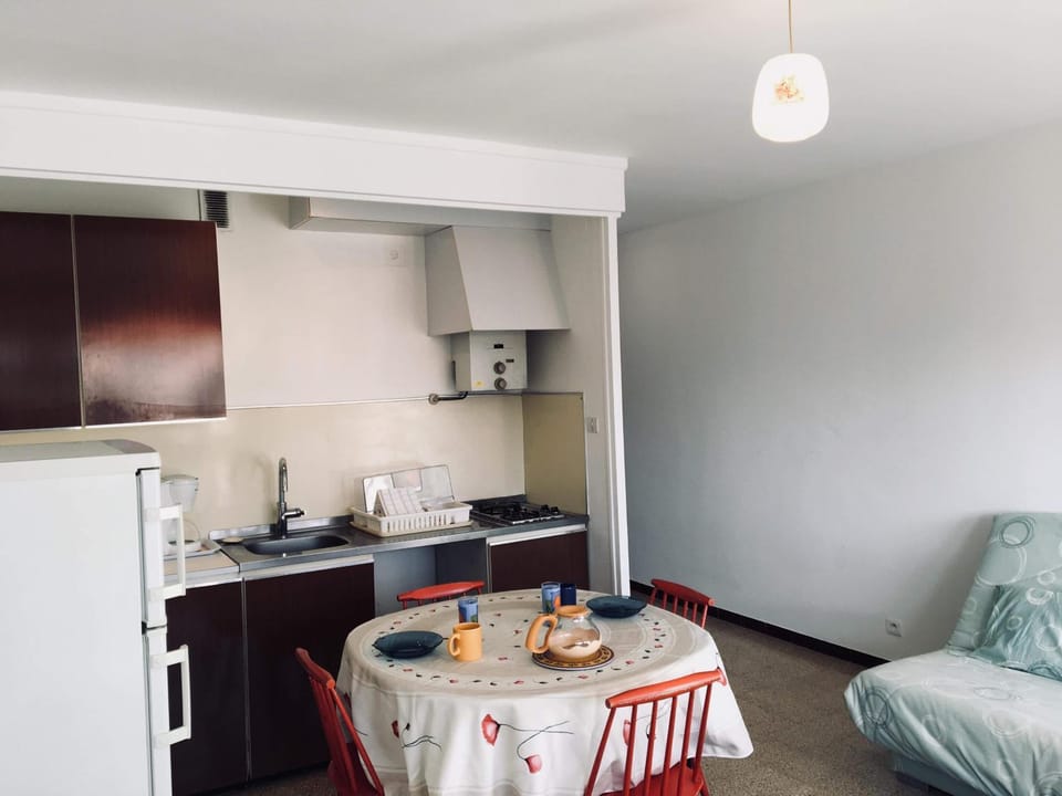 Coffee/tea facilities, Kitchen or kitchenette, microwave, stove