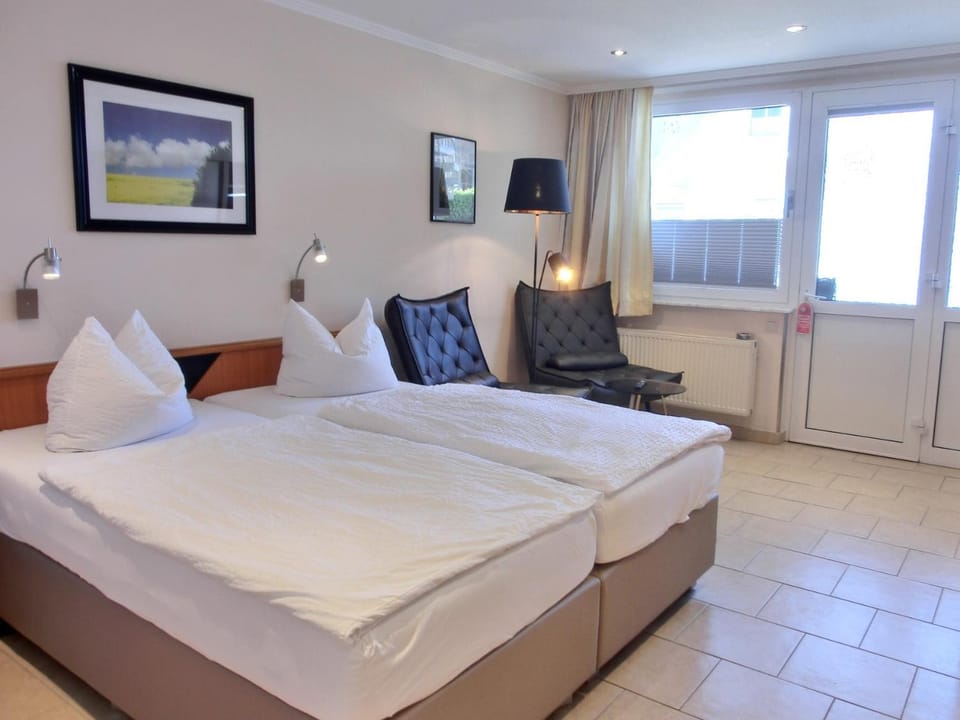 Bed, Photo of the whole room, Seating area