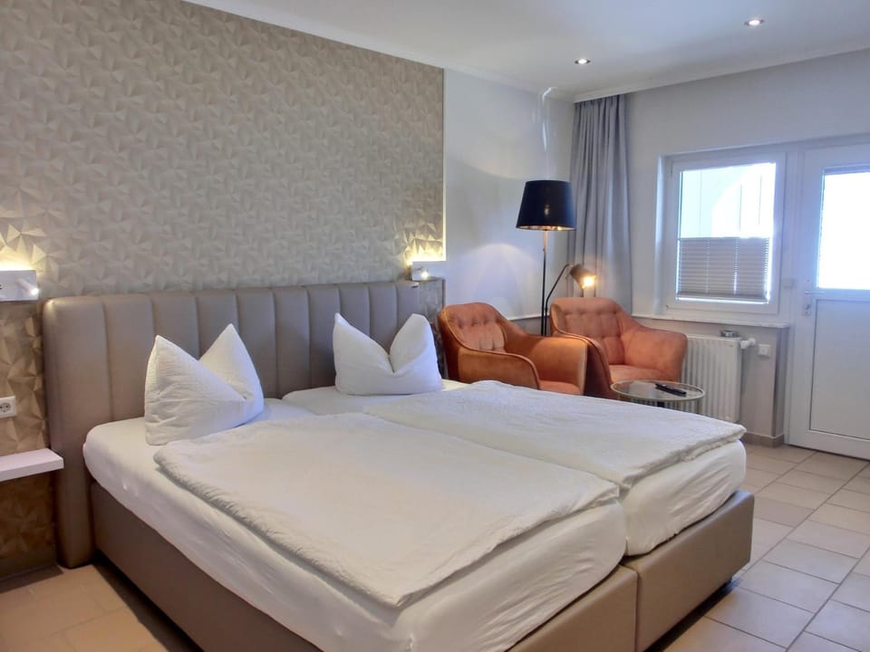 Bed, Photo of the whole room, Seating area