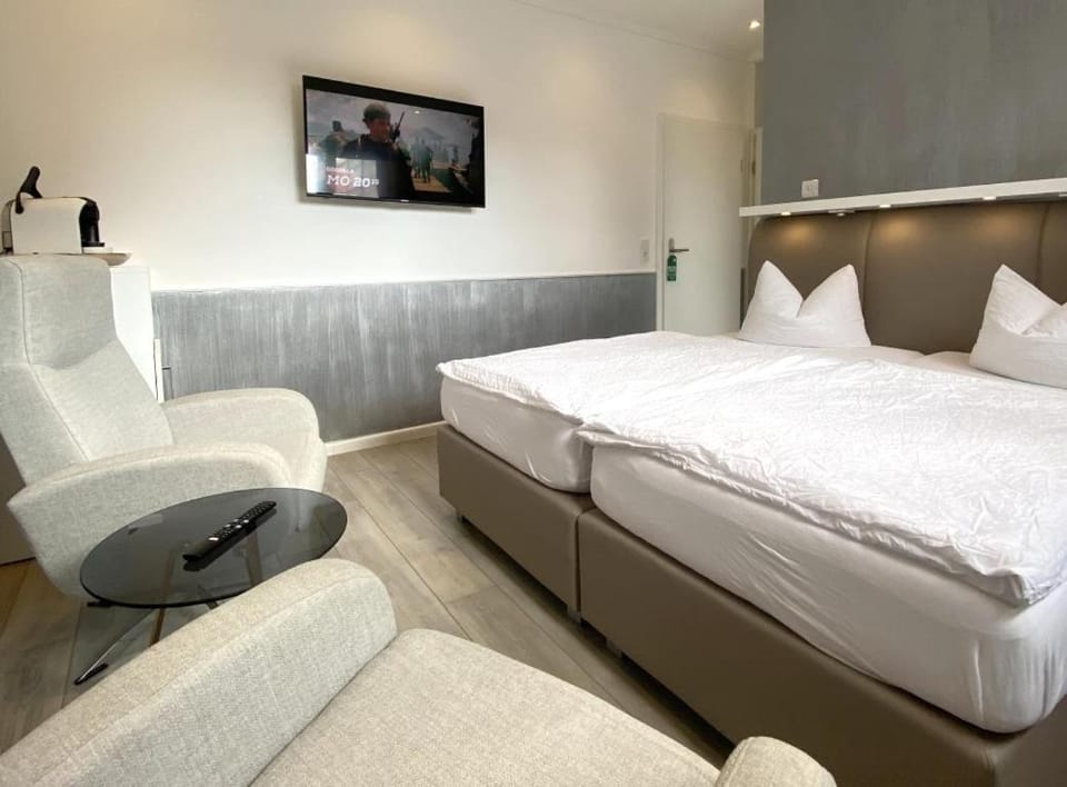 Bed, Seating area