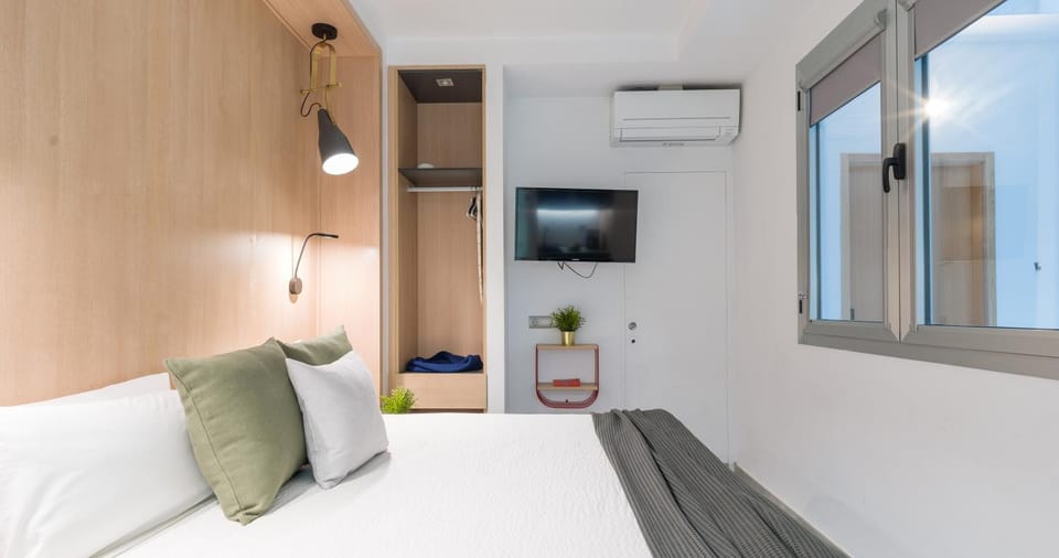 Bed, TV and multimedia, Bedroom, wardrobe, air conditioner