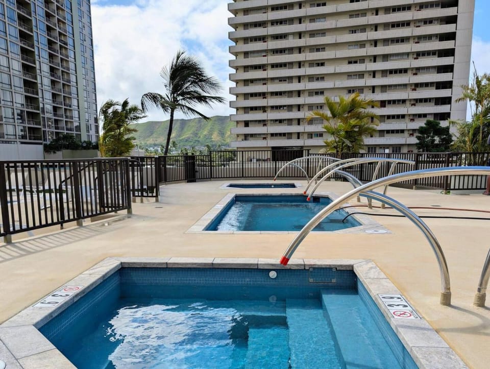 Pool & Jacuzzis, Free Parking, WiFi, AC, Comfy Beds, BBQ, and Great View Apartment in Honolulu