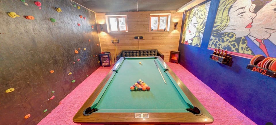 Billiard, Game Room