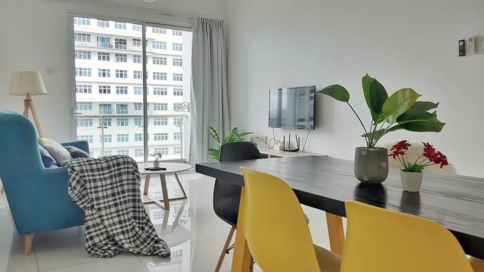TV and multimedia, Living room, Seating area, Dining area