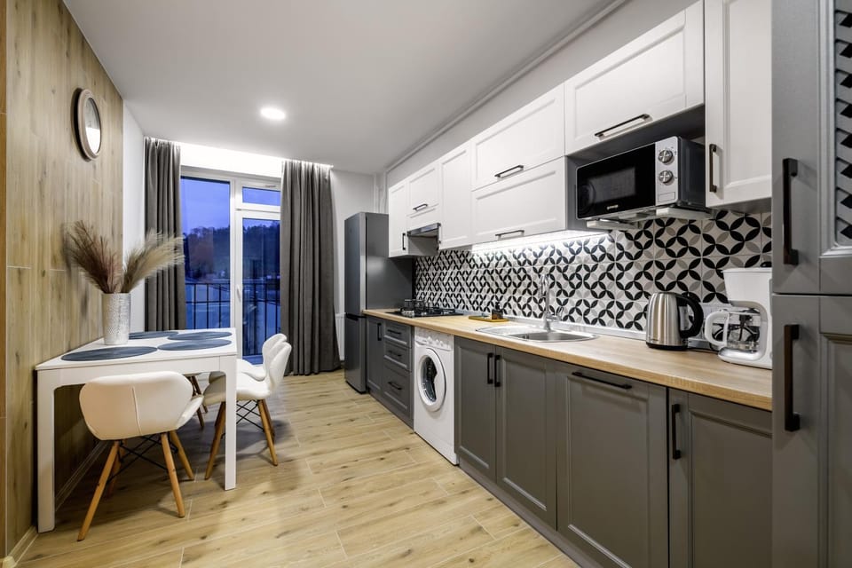 Kitchen or kitchenette, Dining area