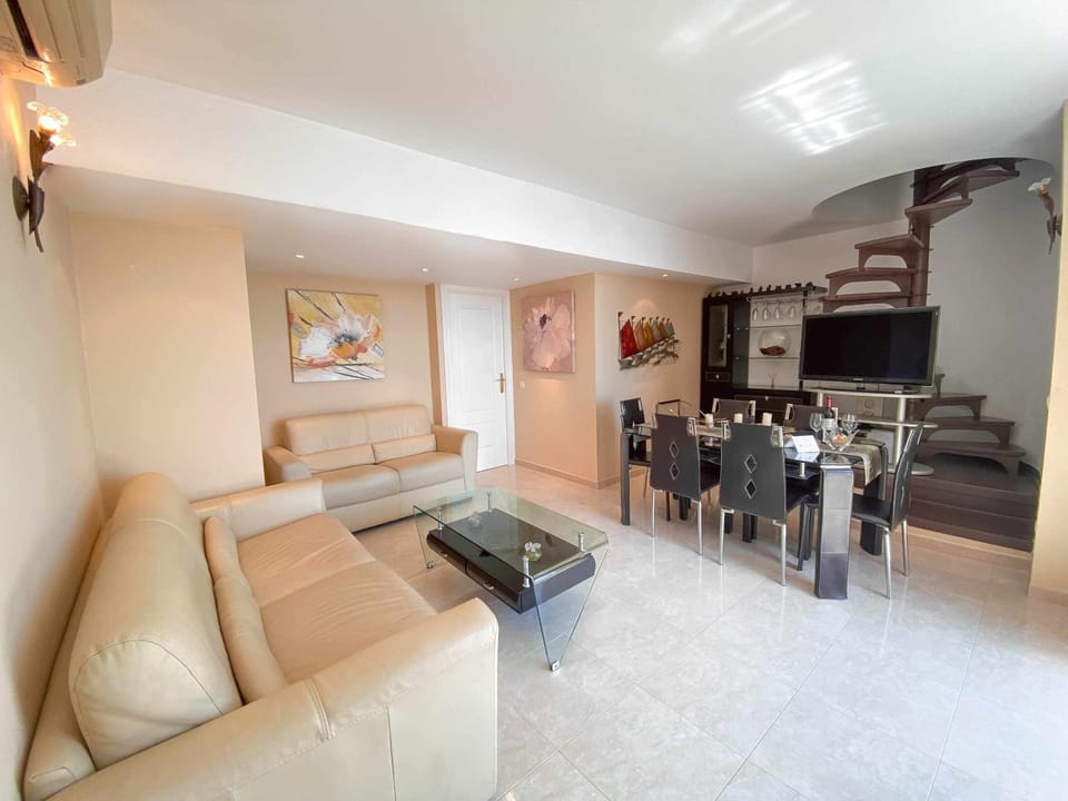 Communal lounge/ TV room, TV and multimedia, Family
