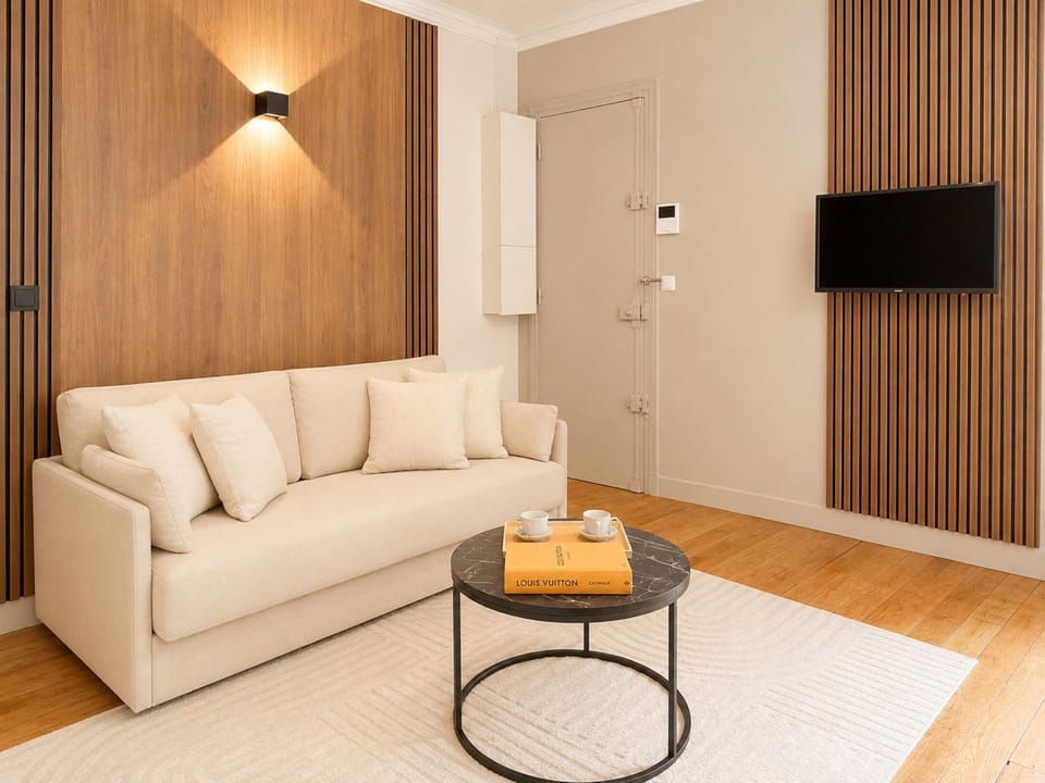 Communal lounge/ TV room, TV and multimedia, Living room, Seating area, wardrobe