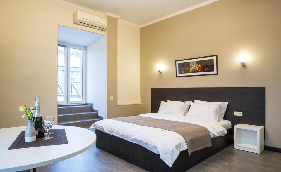 Bed, TV and multimedia, Living room, Photo of the whole room, Bedroom, air conditioner