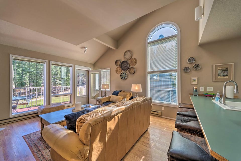 Cloudcroft Townhome w/ Deck - 1 Mi to Burro Ave! House in Cloudcroft
