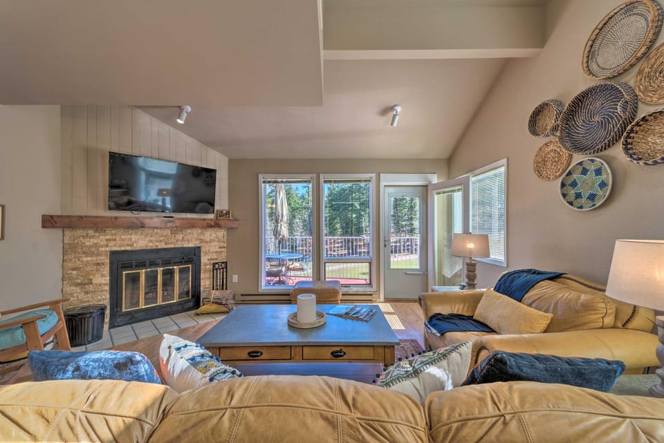 Cloudcroft Townhome w/ Deck - 1 Mi to Burro Ave! House in Cloudcroft