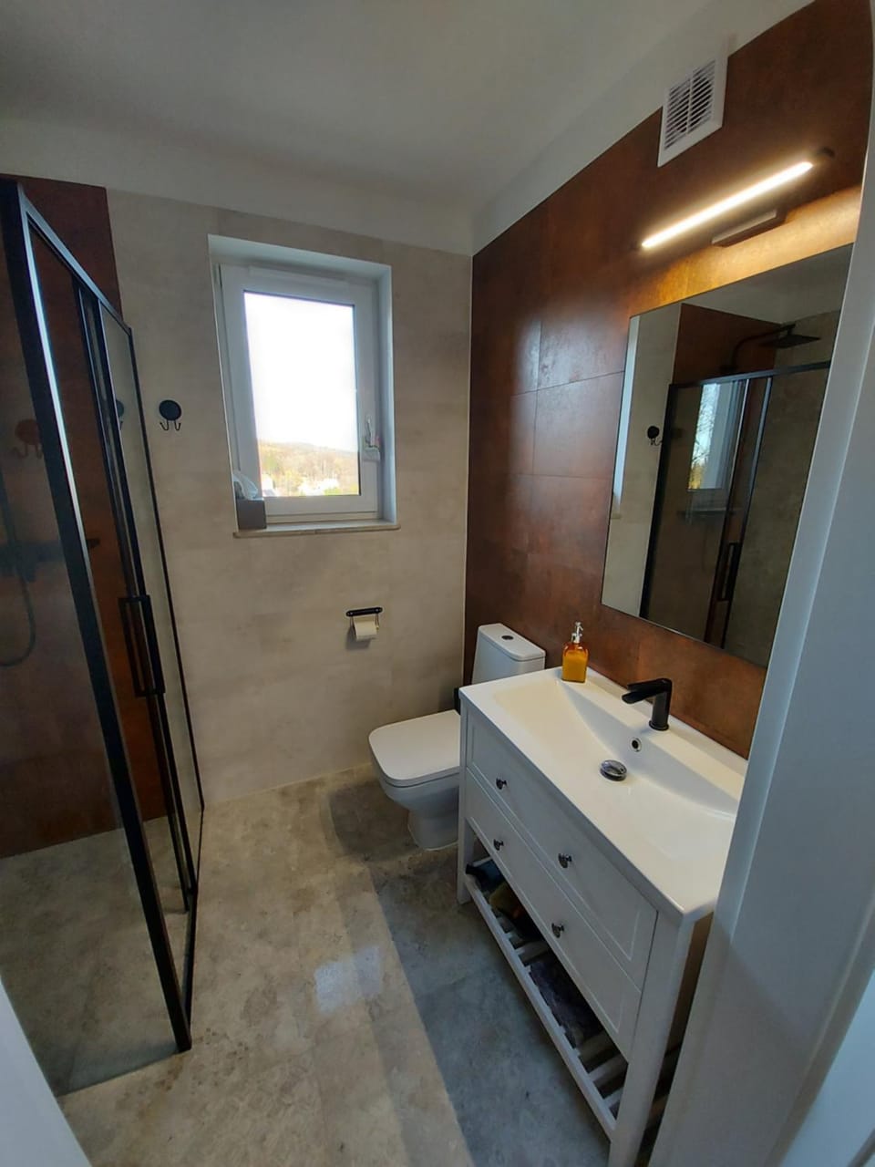 Shower, Toilet, Bathroom, towels, washing machine
