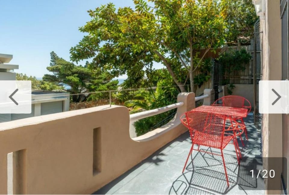 Roomy, quiet flatlet at the top of Camps Bay Apartment in Cape Town
