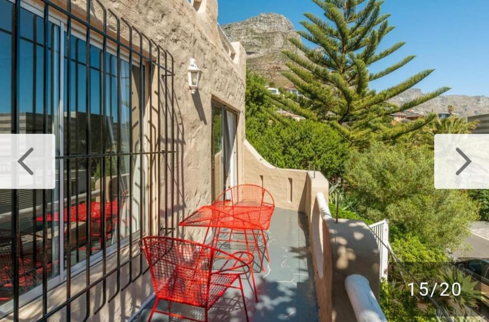 Roomy, quiet flatlet at the top of Camps Bay Apartment in Cape Town