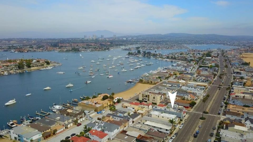 1000#1 Contemporary Home w/ Parking, Grill, & AC! Apartment in Balboa Peninsula