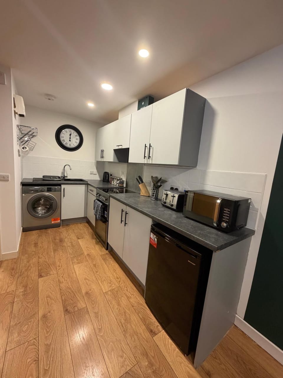 Coffee/tea facilities, Kitchen or kitchenette, dishwasher, oven, stove, toaster