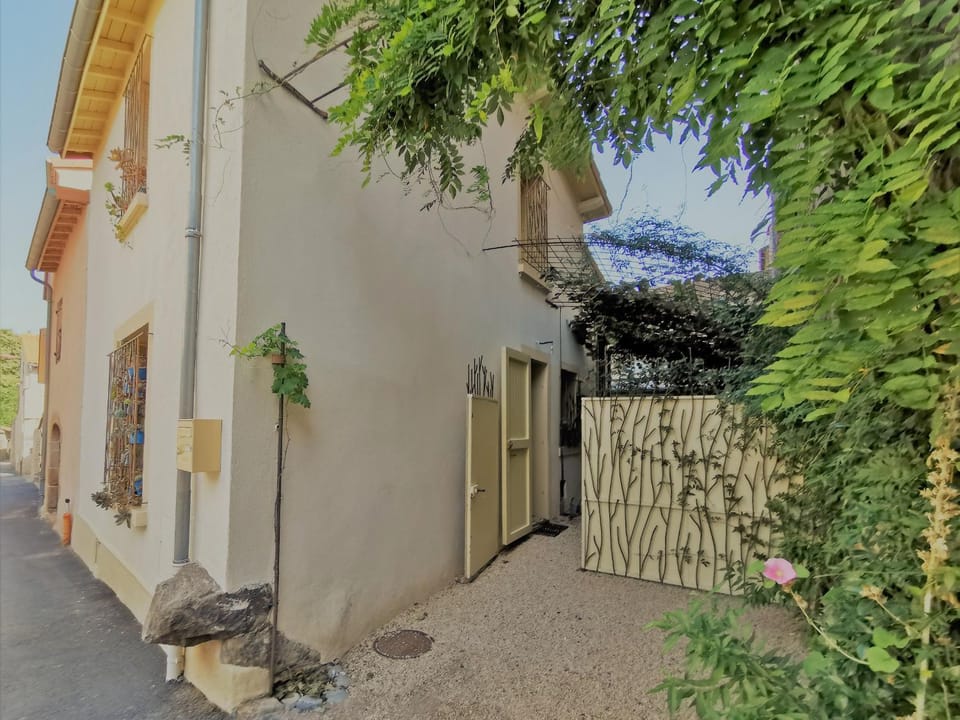 Maison cosy avec cour privative au cœur de l'Auvergne - FR-1-582-316 House in Auvergne-Rhône-Alpes