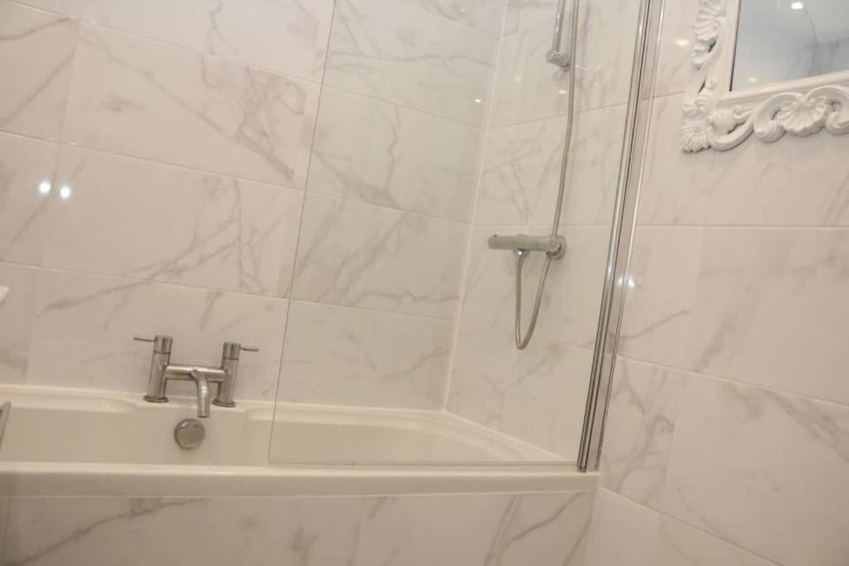 Large 3 bedroom apartment in gated development Apartment in London